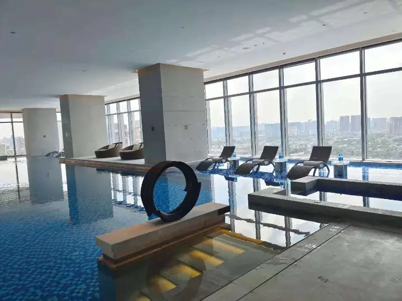 Blueway basseini soojuspump ja konditsioneerisüsteem tagavad aastaringse mugavuse hotellis Chengdu Bay Hotel Sky Infinity Pool